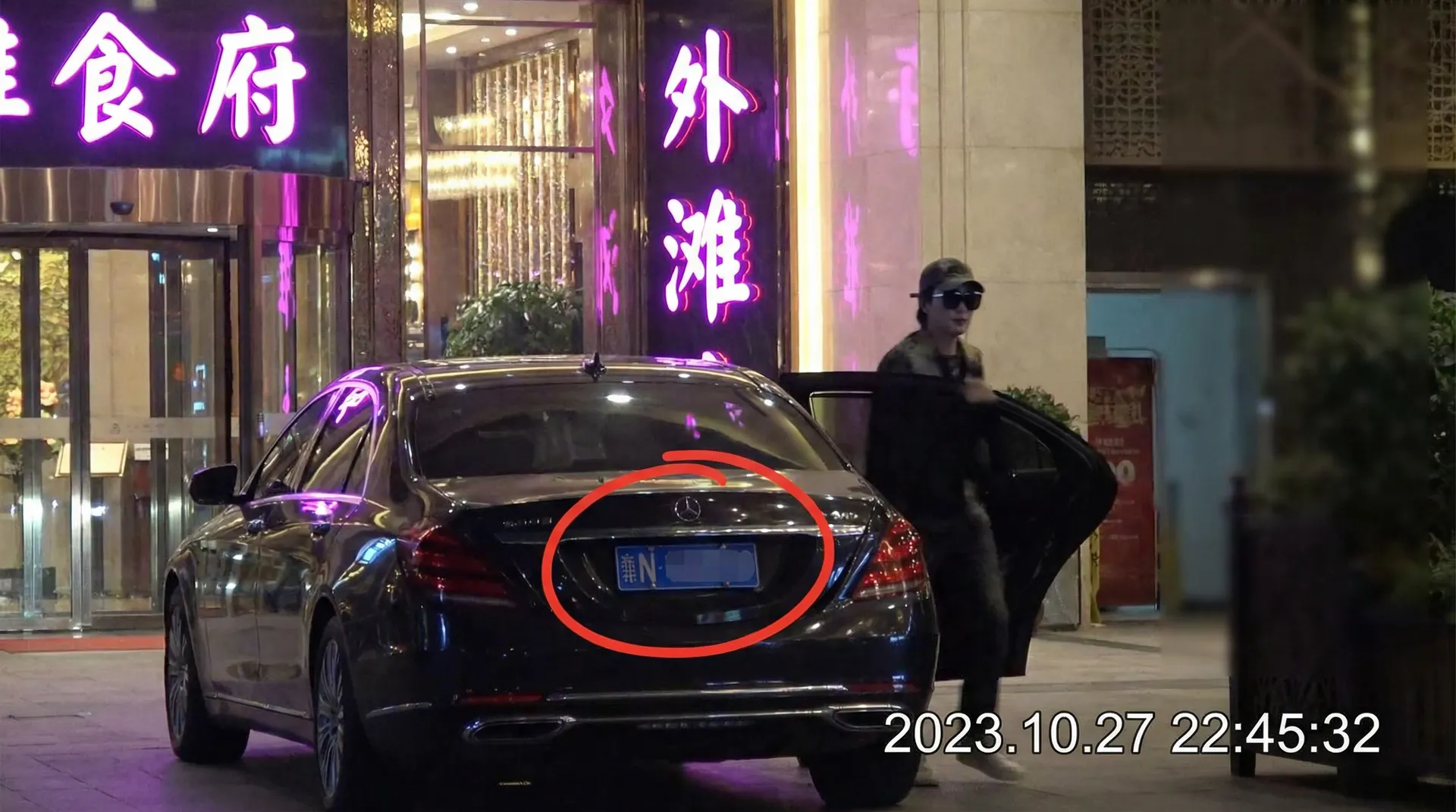 51吃瓜官网 - 豪车餐厅外偷拍